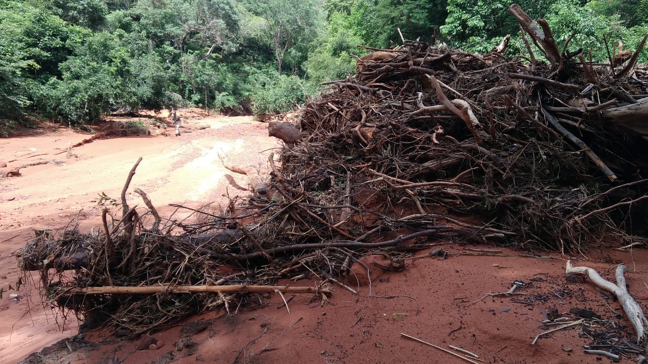 Cascalho e galhos de árvores arrastados pela força das águas em São Gonçalo do Gurgueia